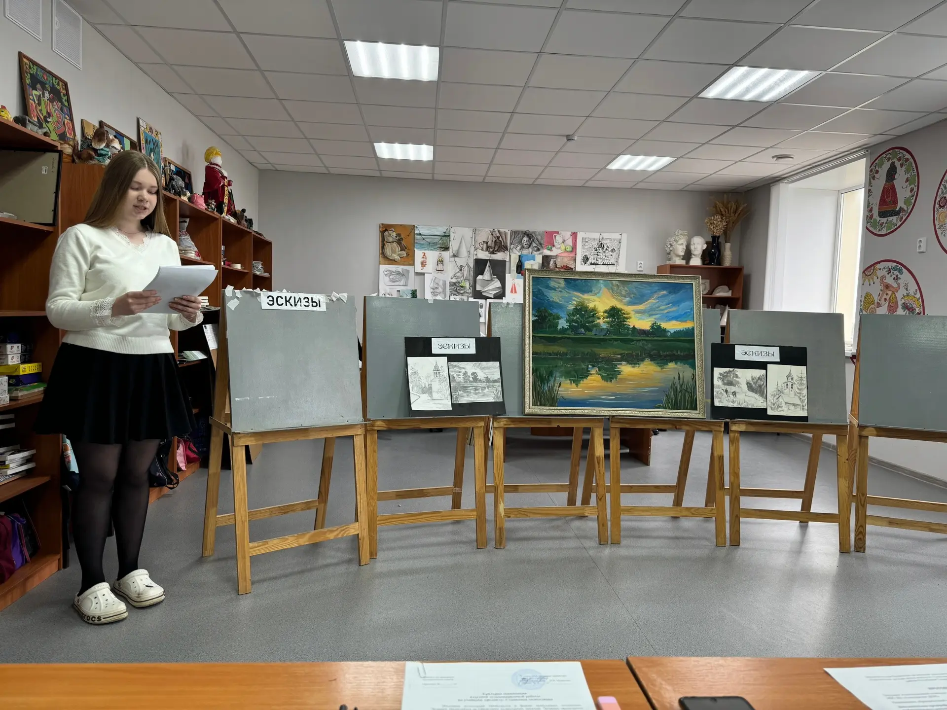 В детской школе искусств прошел экзамен у выпускников на отделении изобразительного иск...
