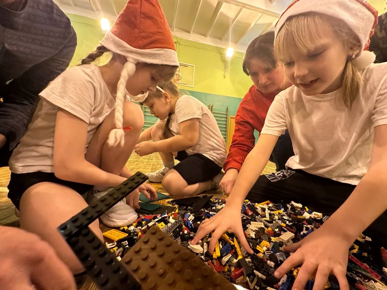 Новогодние Весёлые старты — состоялись!  24 декабря в нашей школе зажглись не только гирлянды, но и 