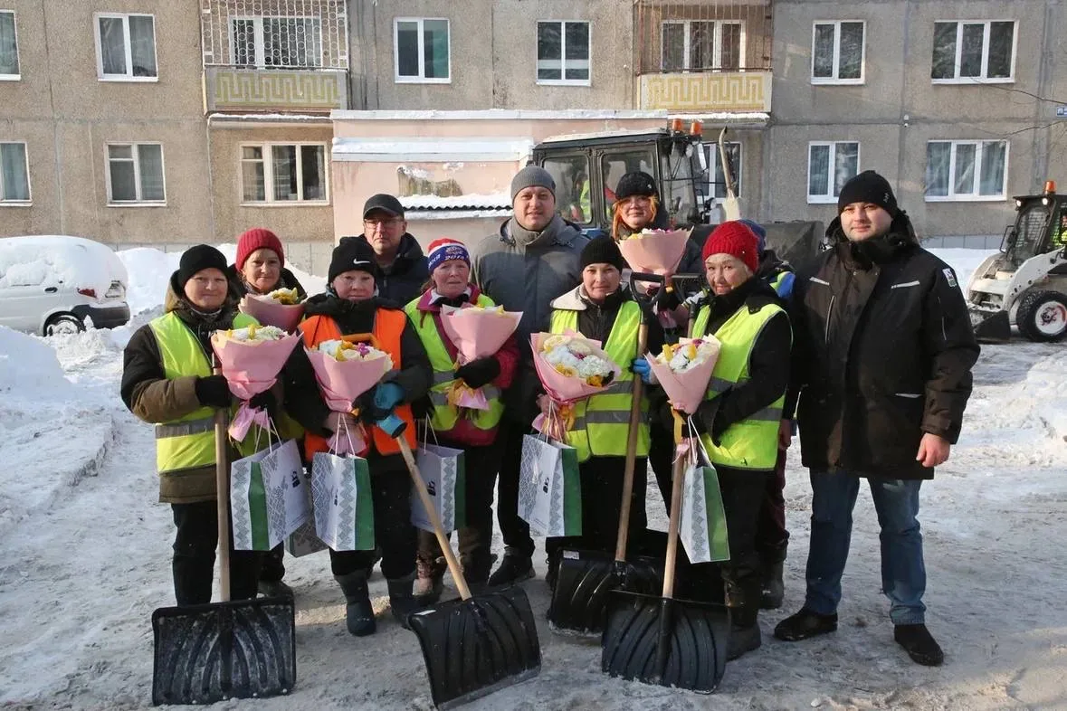 Сегодня выходной, но для этих прекрасных женщин работа не прекращается. Пока город отдыхает, они на 
