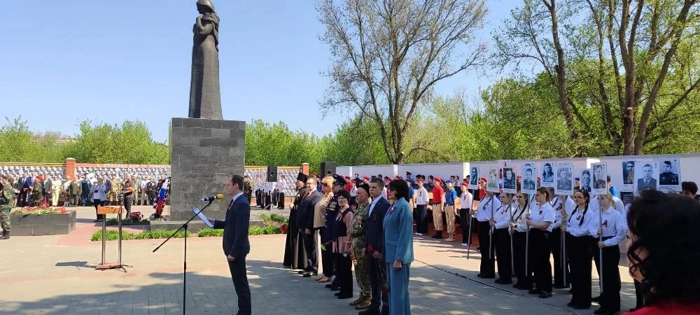 Обучающиеся 10 класса стали участниками торжественного мероприятия, посвященного Дню Победы в Велико