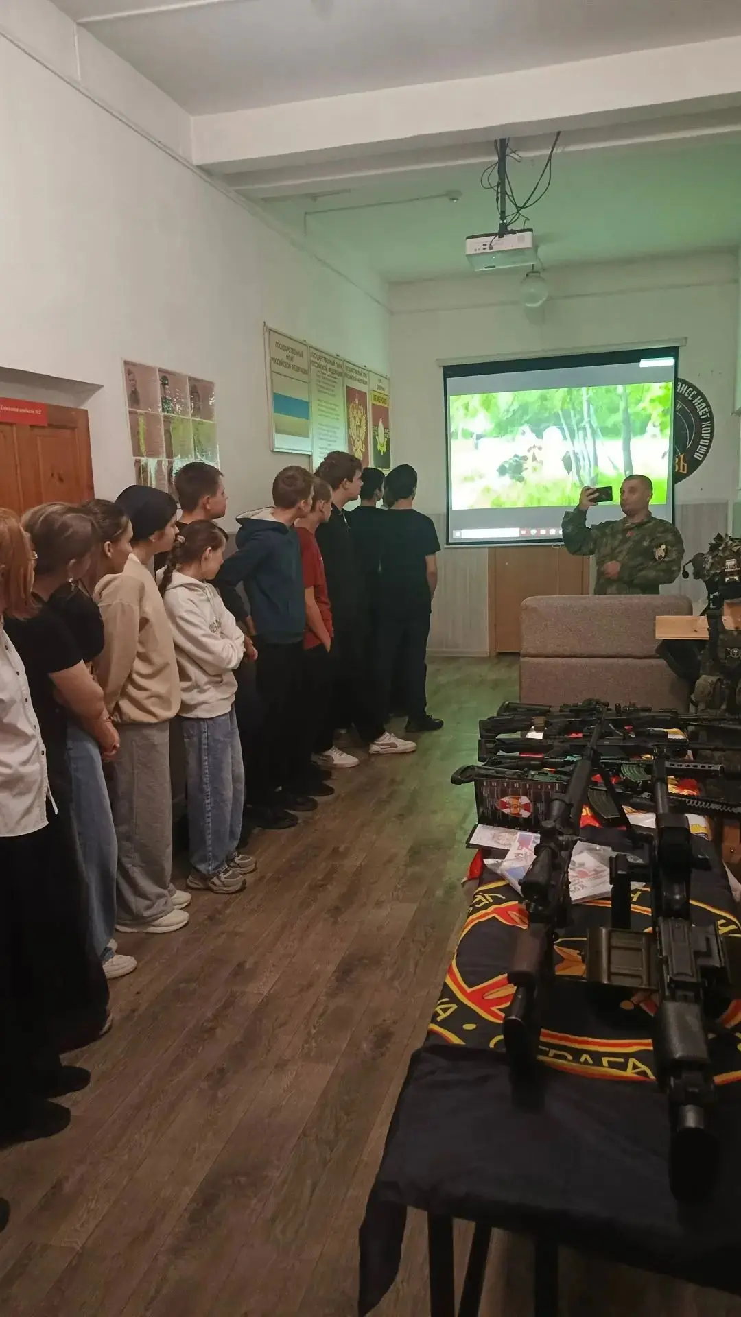 Урок мужества в центре «Витязь»: 8 «Б» на спецподготовке!