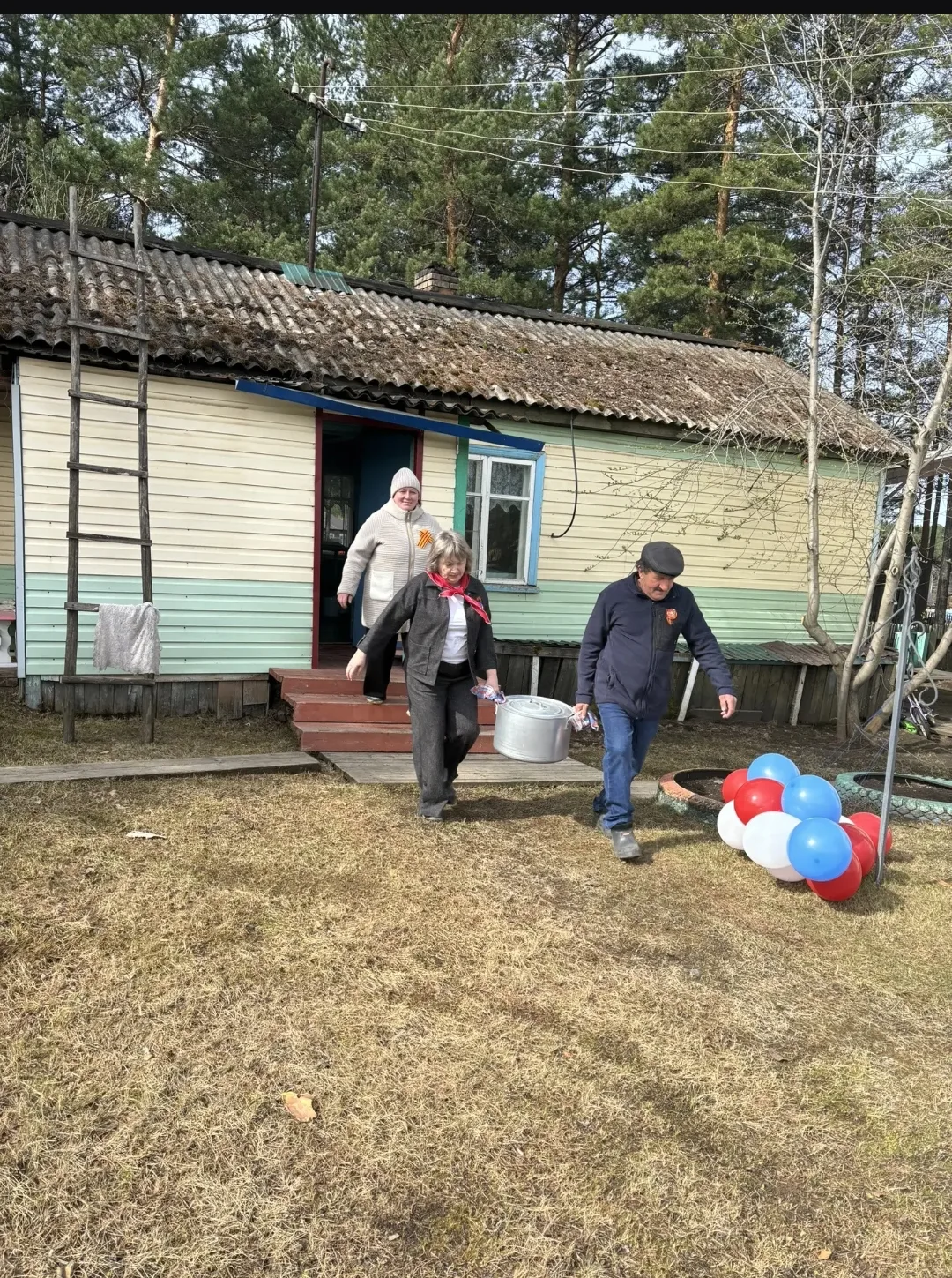 По многолетней традиции сотрудники детского сада "Светлячок" готовили кашу на митинг, п...