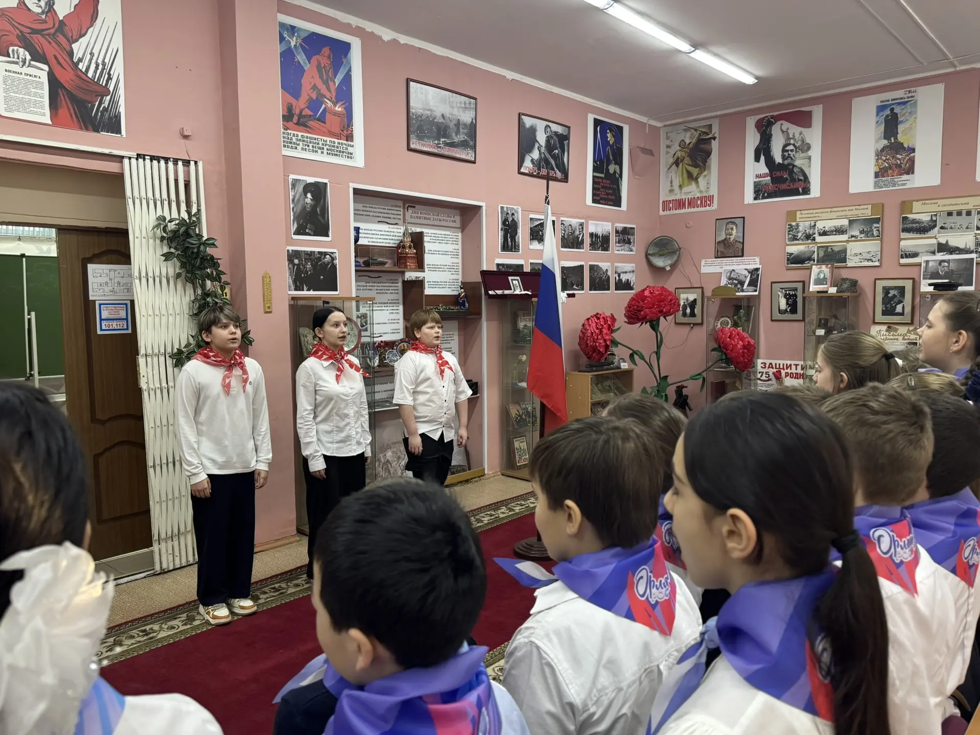 🇷🇺  Новая учебная неделя в нашей школе началась традиционно – с Церемонии выноса Государственного фл