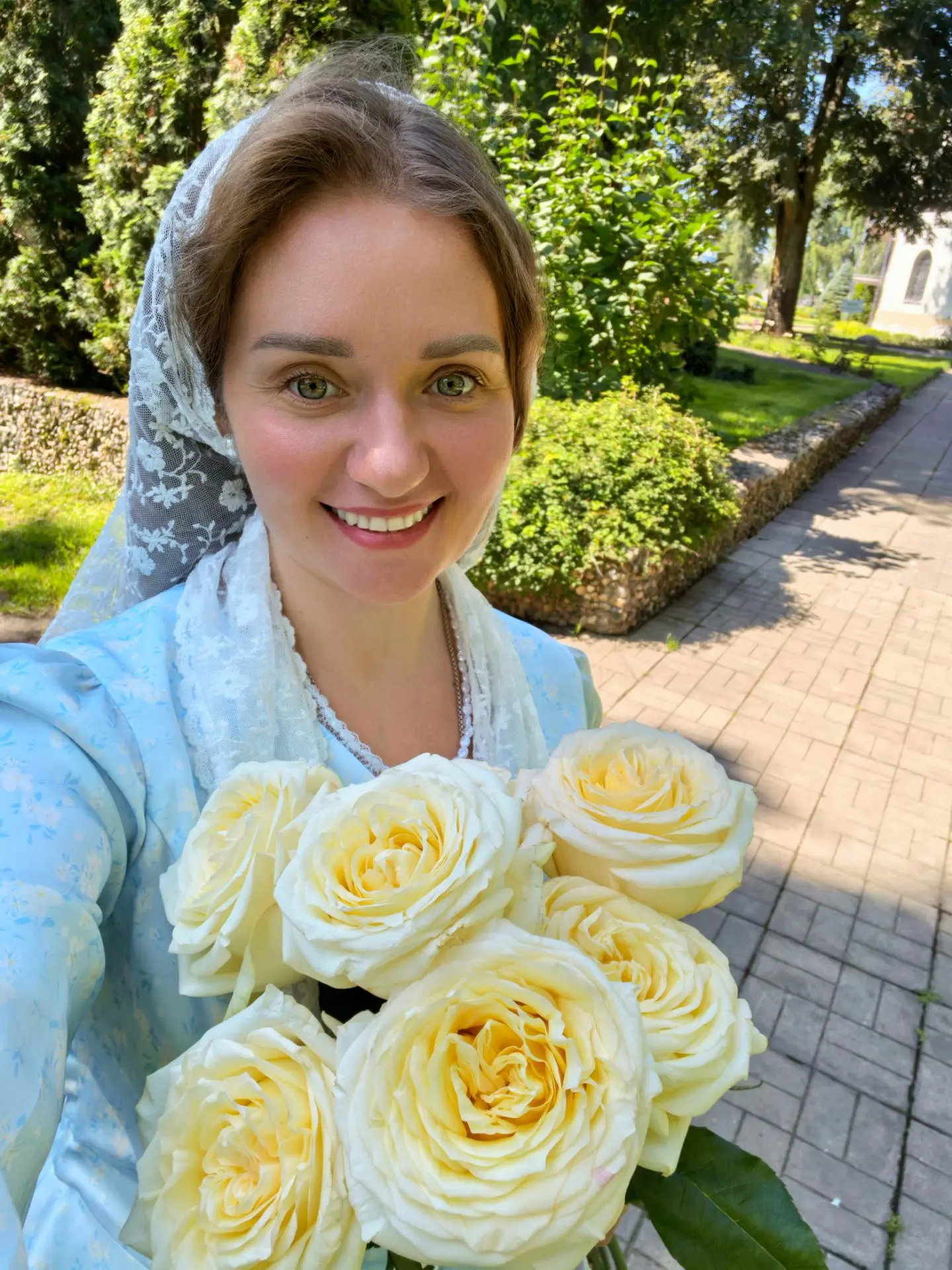 А разве возможно такое, что женщина куда-нибудь идёт с цветами, и с ними при этом не сфотографировал