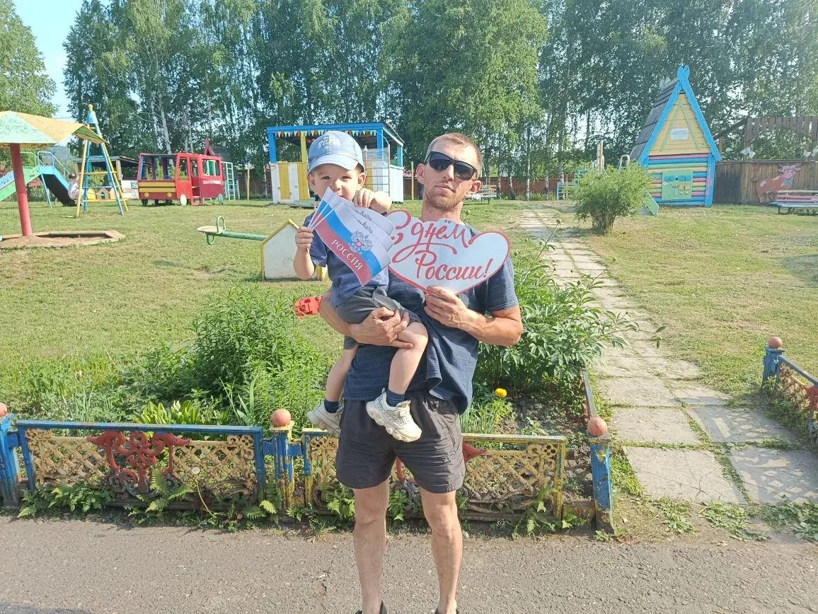 Ребята средней группы подготовили рисунки и поздравили своих родителей с Днём России!