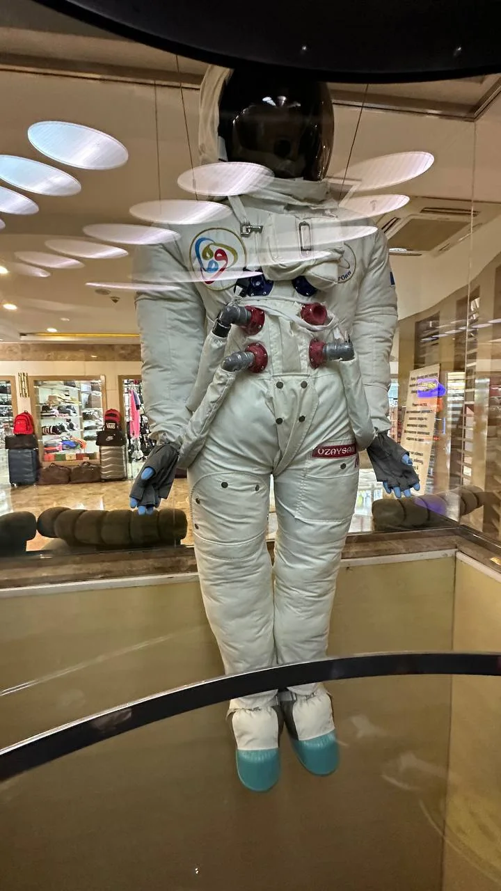 – Мам, мы что, правда в космосе? 😱