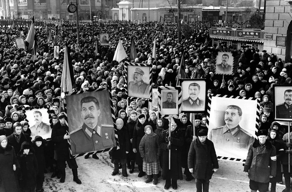 Этот день до сих пор вызывает споры, но одно отрицать невозможно - миллионы людей тогда искренне поч