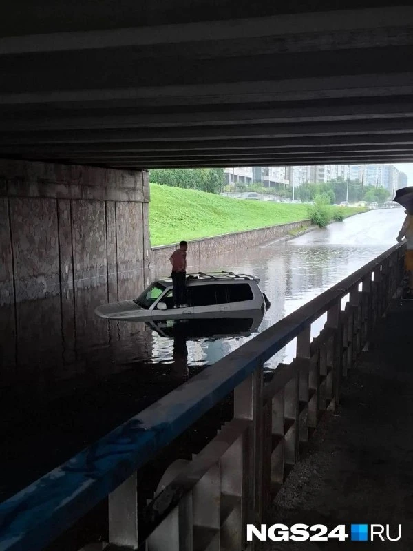 ⚡️ ОКТЯБРЬСКИЙ МОСТ УШЁЛ ПОД ВОДУ ПОСЛЕ ЛИВНЯ В КРАСНОЯРСКЕ

Под мостом образовалась огромная лужа —