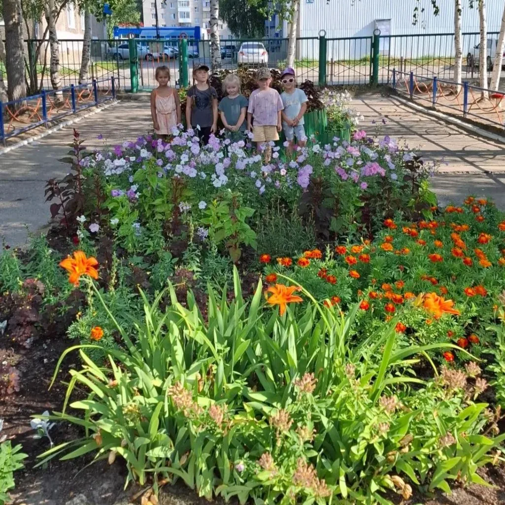🌼 В каждом структурном подразделении нашего детского сада мы создаем уют и красоту с помощью ярких 