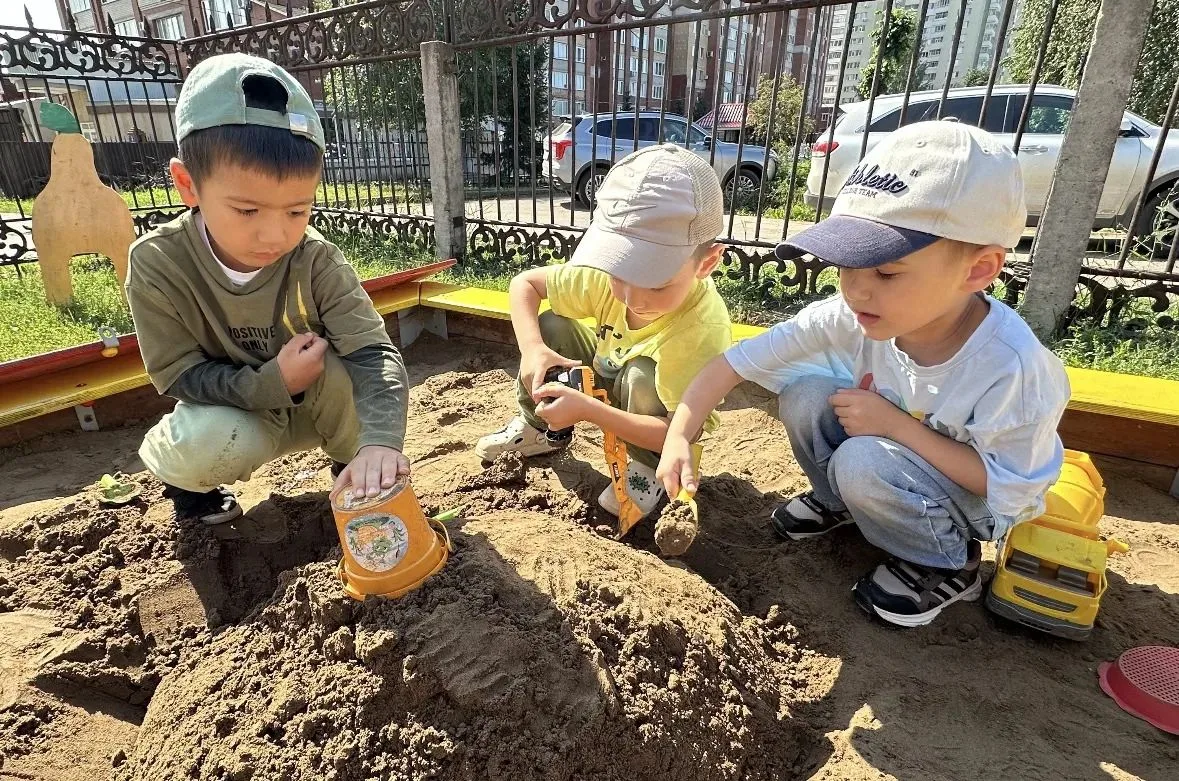 Лето 🌞 лучами солнышка согрето!Игры  в песочнице 🏖️— это отличный способ развивать ме...