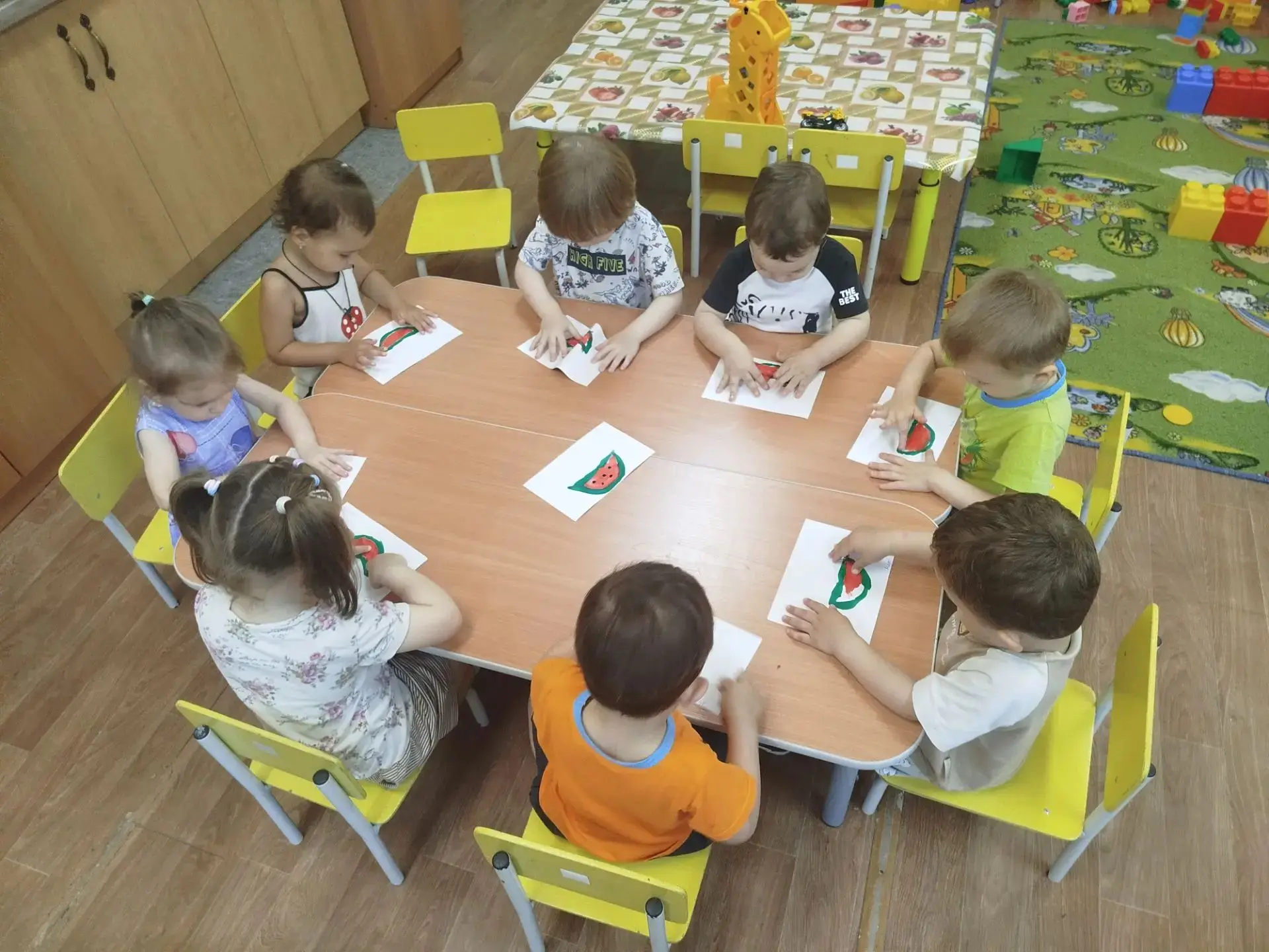 🍉 Арбузная радость в нашей мастерской!

Сегодня наши малыши открыли для себя удивительную технику —