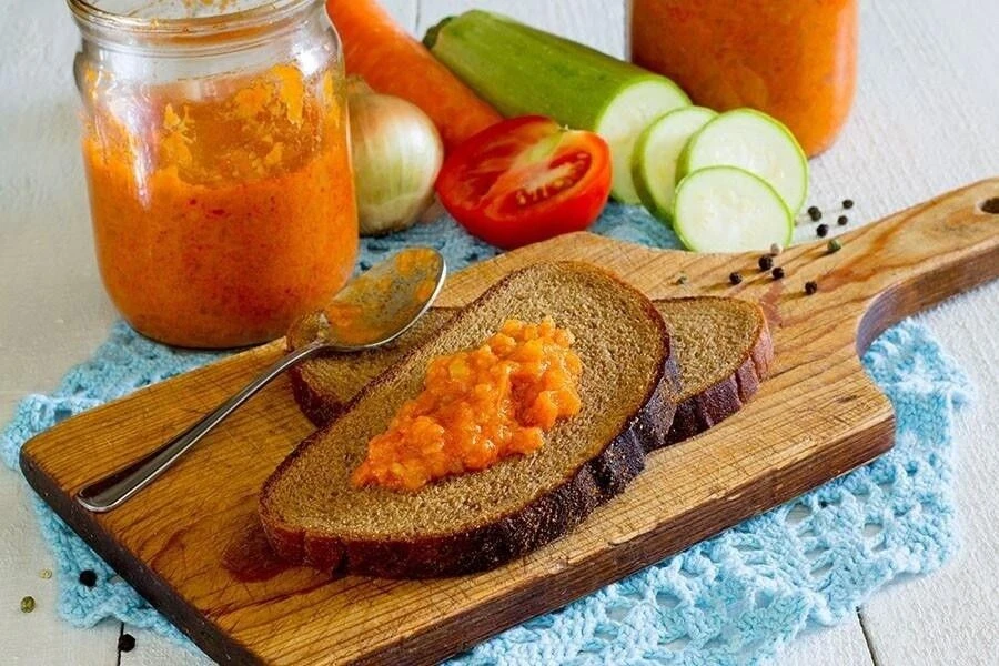 В прошлом году подруга угостила меня баночкой кабачковой икры 🍅