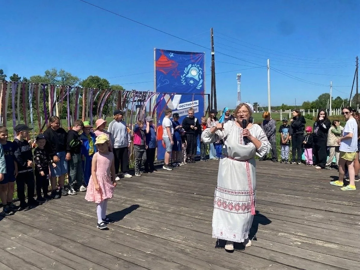 В Лосихе День защиты детей прошёл весело и по-семейному: хороводы, «Ручеёк» и сладкие призы для кажд