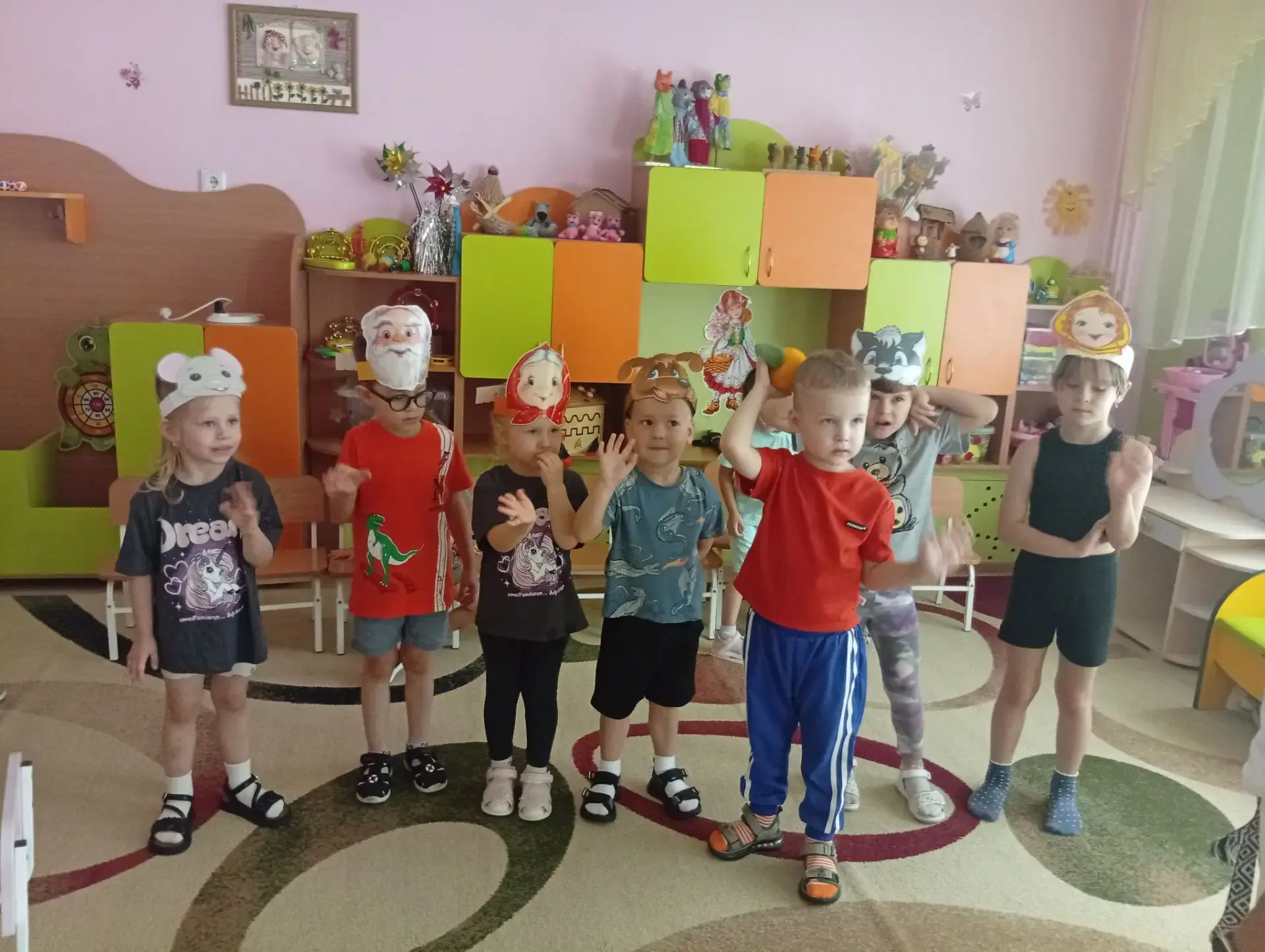 🎭 Сегодня дети 1 младшей группы превратились в настоящих сказочных героев из «Репки»! 🌱👴👵🐶🐱🐭
