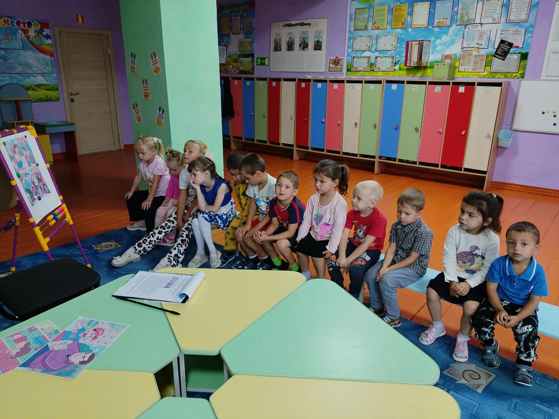 Продолжая тему безопасности в детском саду, мы  провели беседу: " Осторожно, незнакомец...