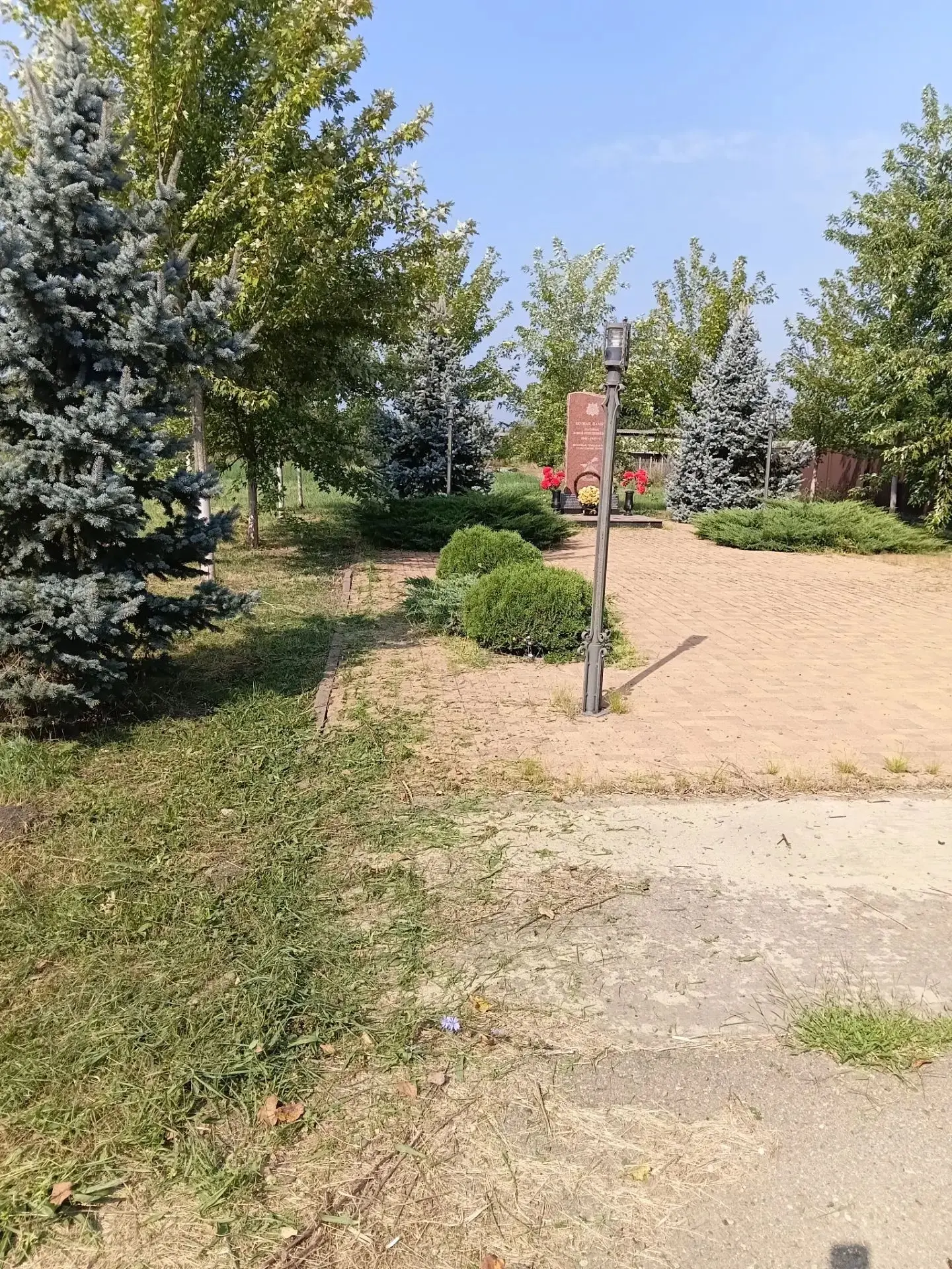 🌿 В посёлке Новом завершён выкос травы на важной общественной территории. Работы выпол...