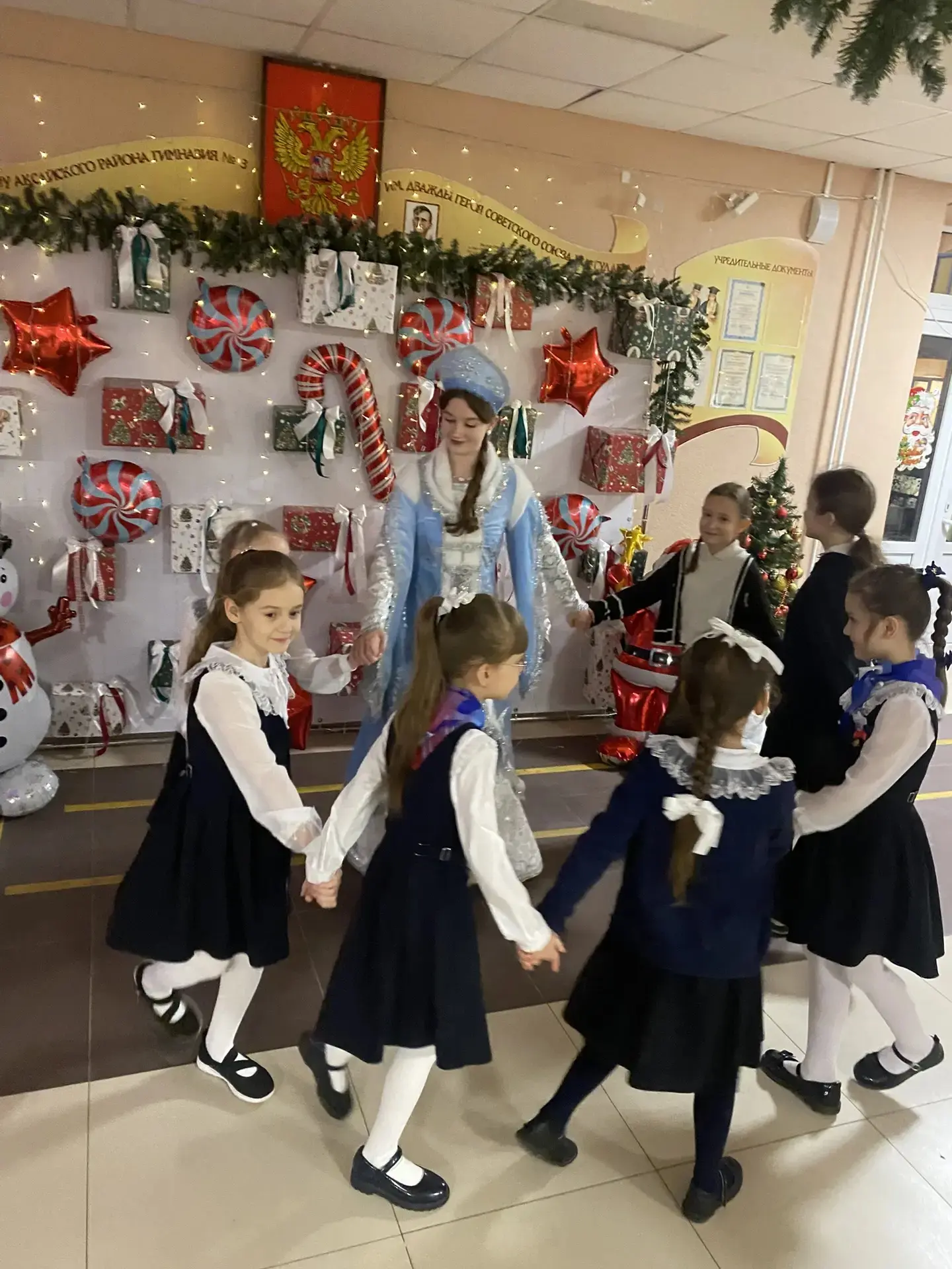 🎉❄️ Утро волшебства в гимназии! 🎅🌟  Сегодня утром в гимназии произошло нечто удивительное! Ученики б