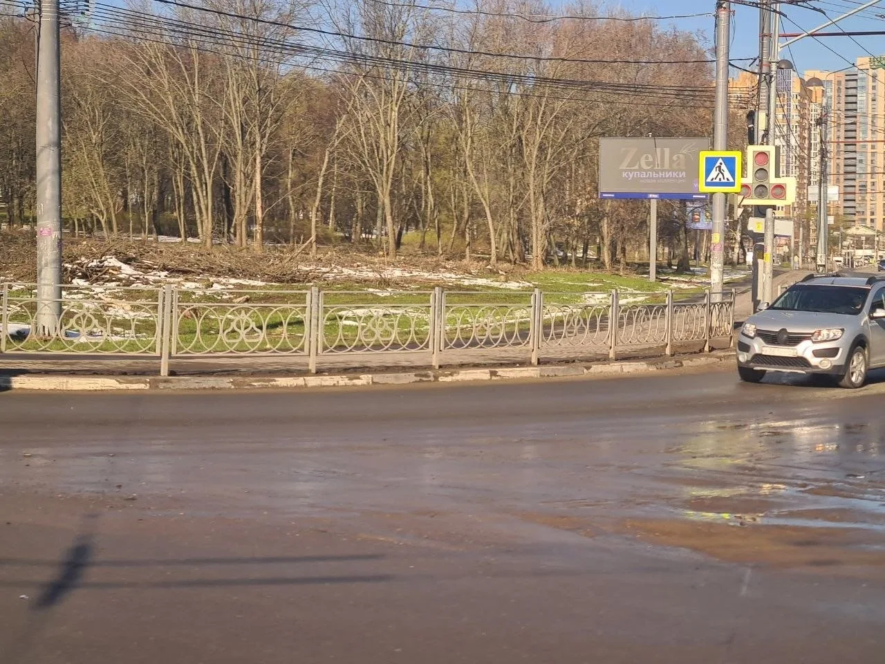 ТЕПЕРЬ ВЫРУБАЮТСЯ ДЕРЕВЬЯ В СКВЕРЕ НА КАСИМОВСКОМ ШОССЕ  Жители Рязани обнаружили, что  в сквере на 