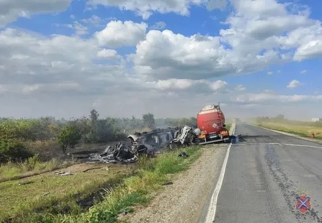 Сегодня под Волгоградом на федеральной трассе столкнулись и загорелись два бензовоза. Двое погибших 