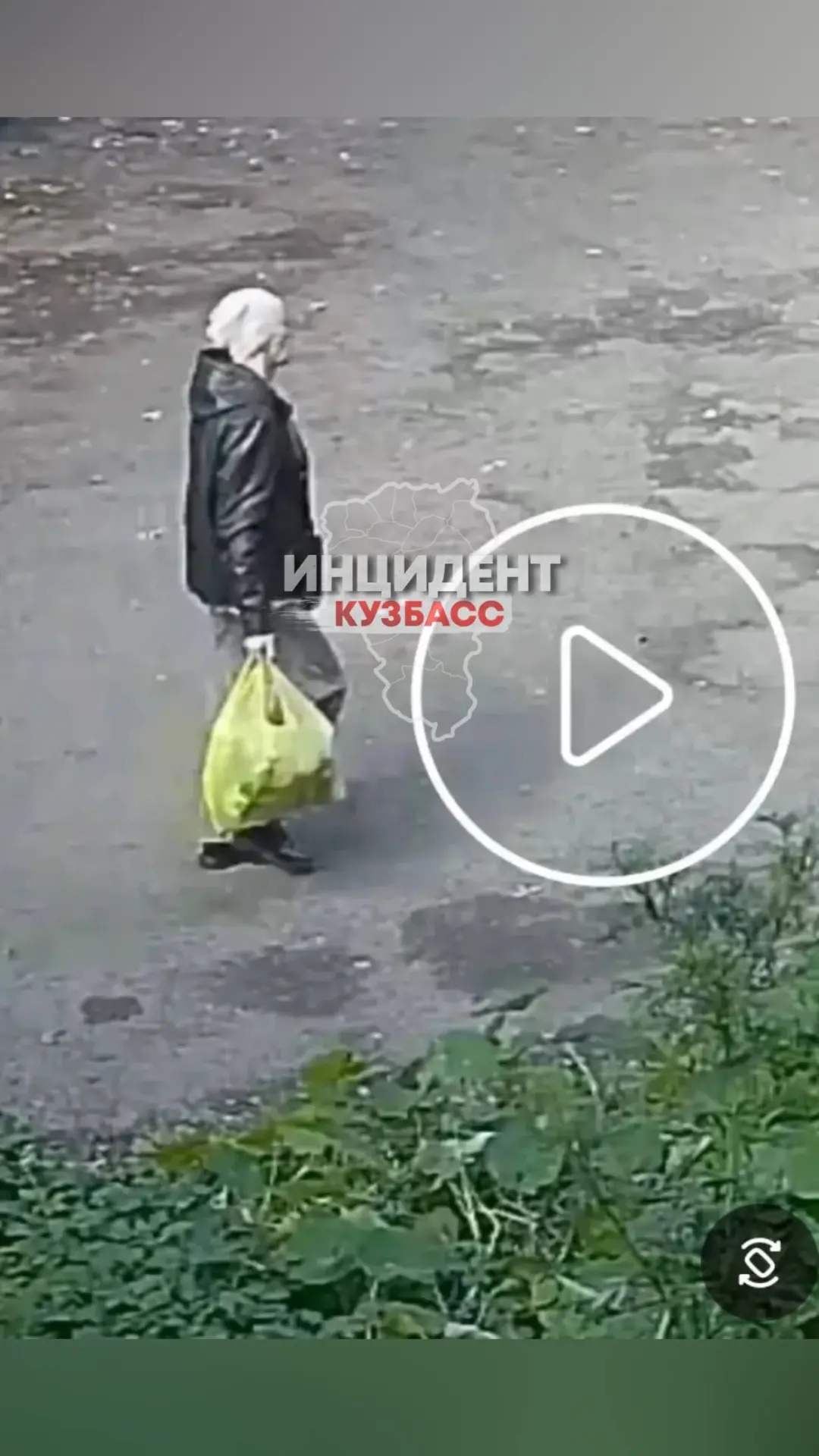 В Кировском районе Кемерова женщина забрала себе телефон, который оставил на улице ребе...