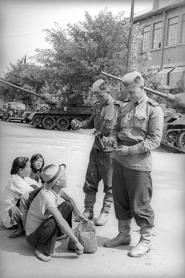 Советские бойцы беседуют с китайскими жителями Харбина. Август 1945 года.