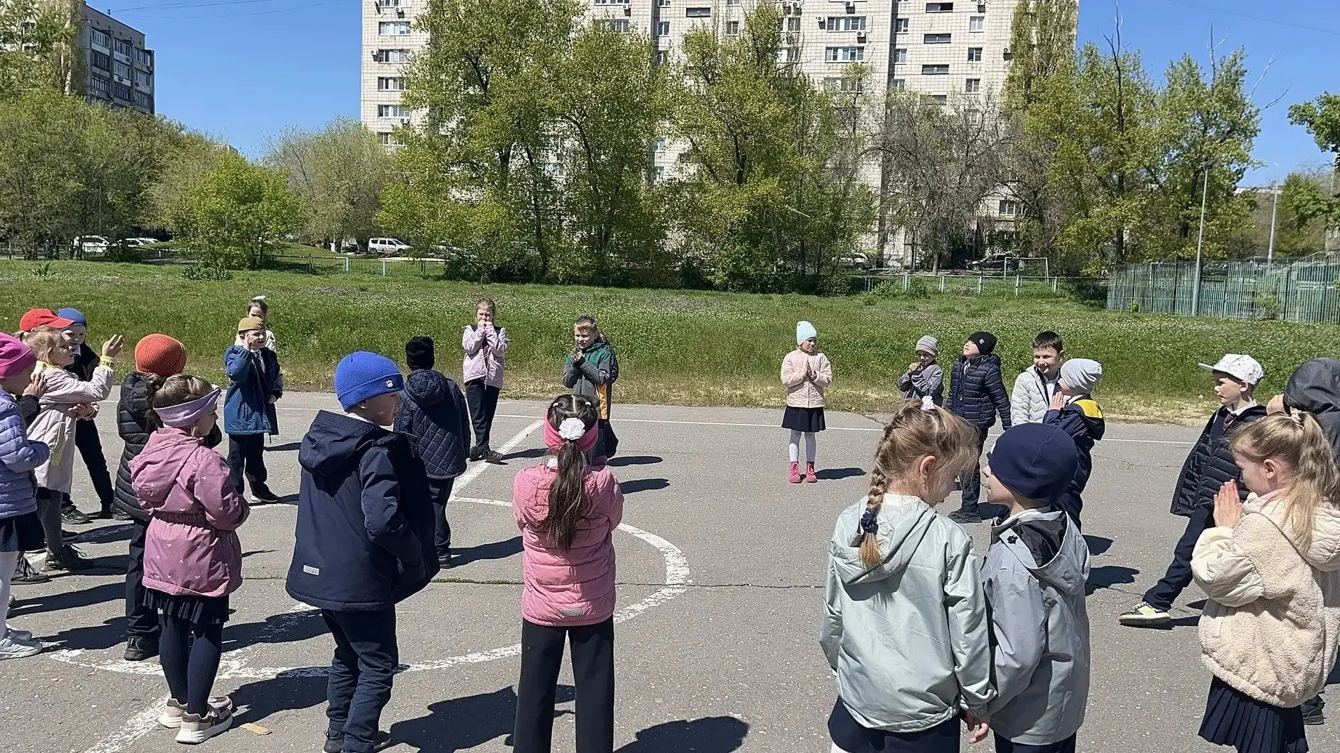 Сегодня солнце на улице всеми силами зазывало 1Б класс гулять, поэтому мы решили отпраздновать день 