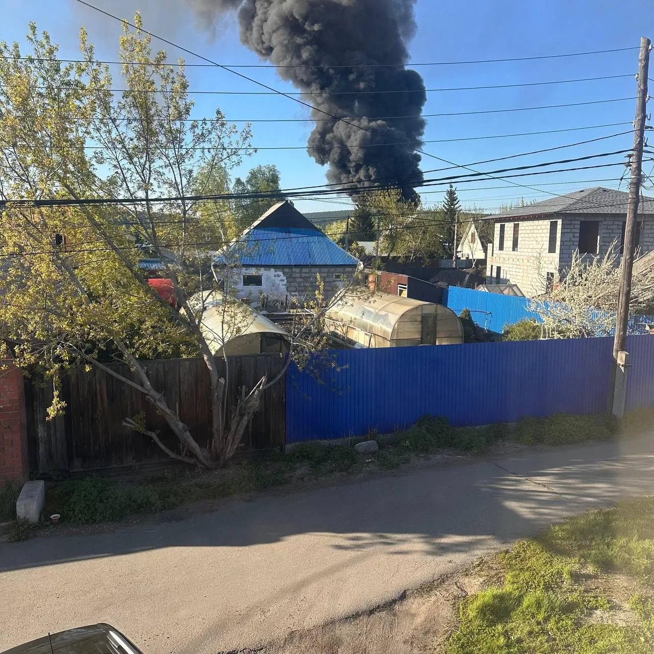 🔥Жесткий пожар в районе Баррикад.   Горят покрышки, пожарные на месте. Чернющий столб дыма видно со 