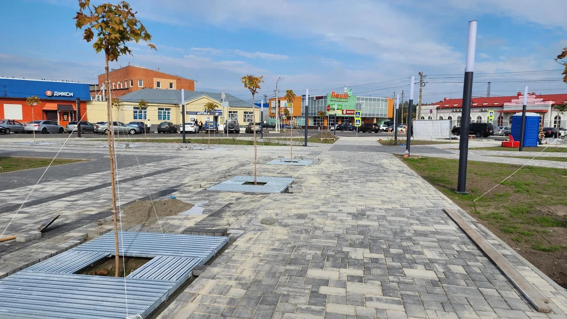В Луховицах активно завершают благоустройство сквера «Привокзальная площадь».