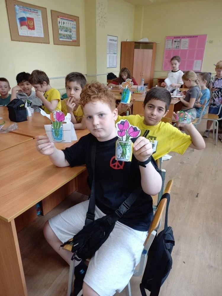 Вчера ребята из 2 отряда знакомились с цветущими растениями ,повторили правила бережного отношения к