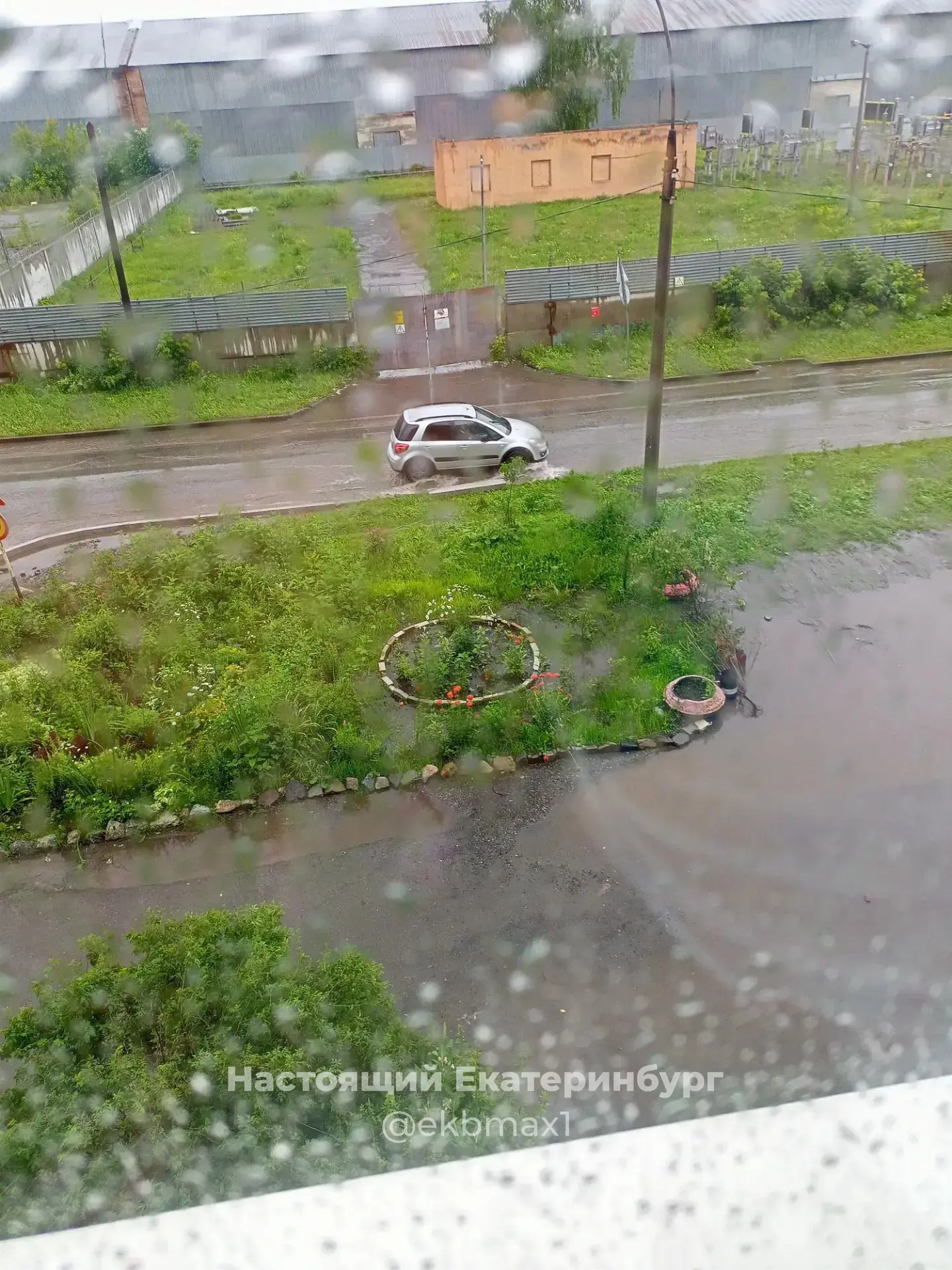 Вода с дороги по Ангарской у 68 дома 4 подъезд.
Как выходить пенсионерам???

Настоящий Екатеринбург