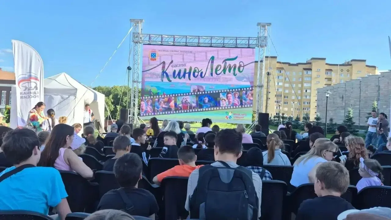 «Кино под открытым небом: тёплый вечер для всей семьи»