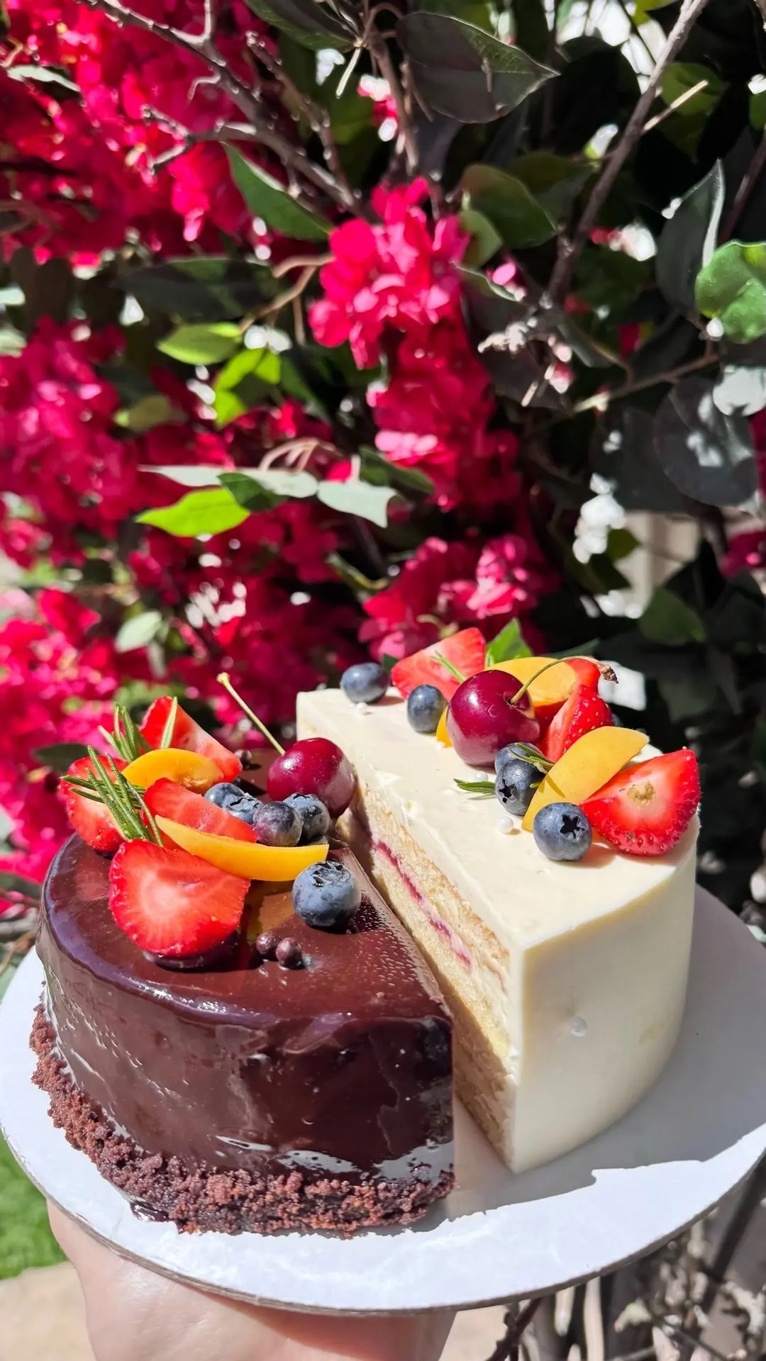 На набережной сегодня сразy несколько сладких повода заглянуть к нам 🍰

Тортики на витрине со специ