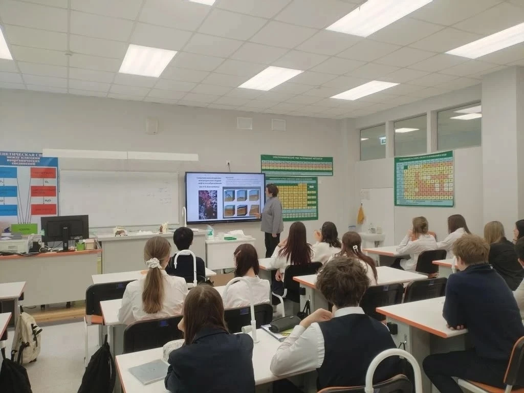 🧼 Знаете, что такое абсорбция? Ученики 8Б класса вместе с преподавателем КНИТУ Шишкиной Н.Н. погрузи