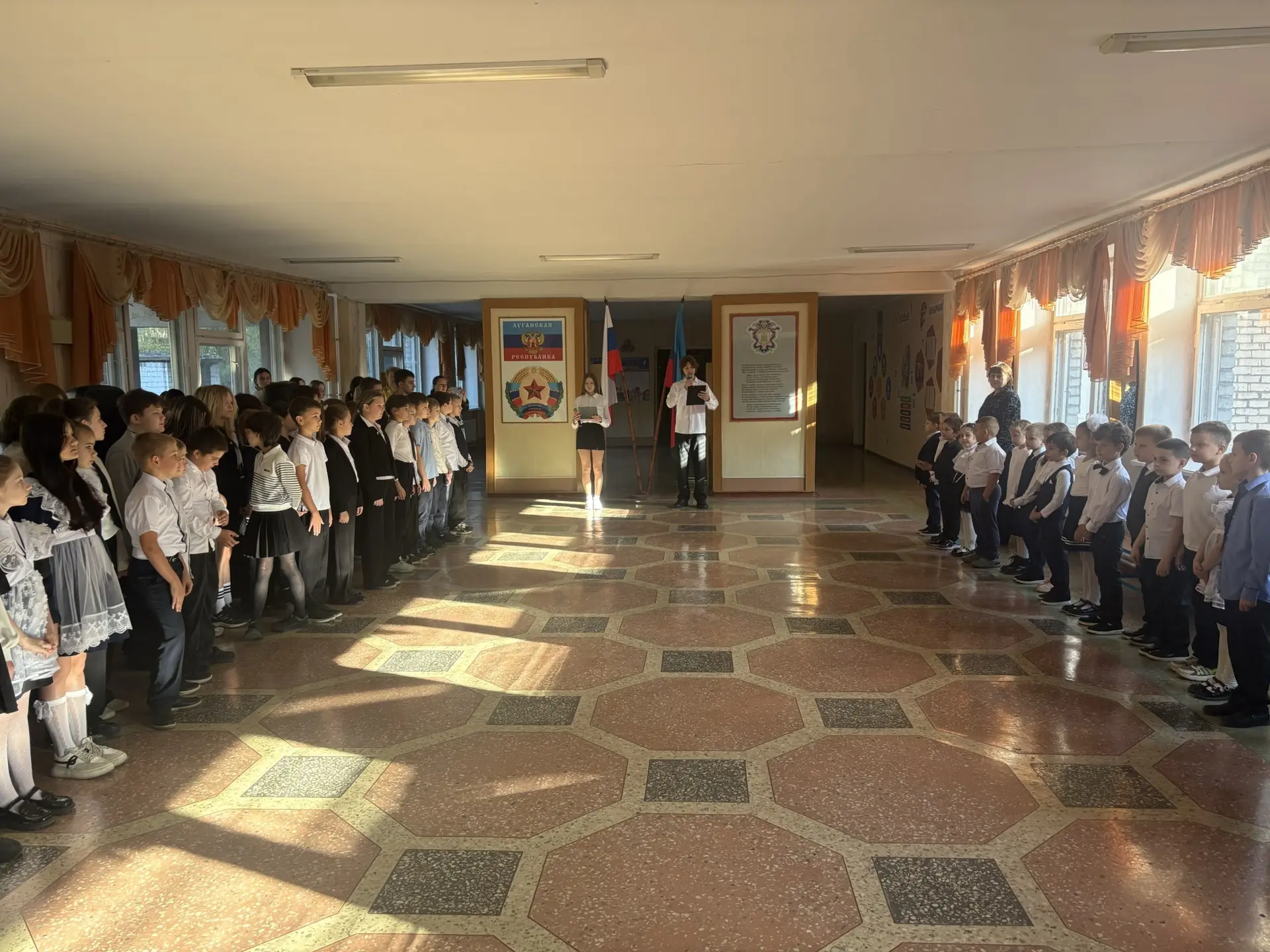 В школе прошла торжественная церемония посвящения: первоклассники стали «Орлятами Росси...
