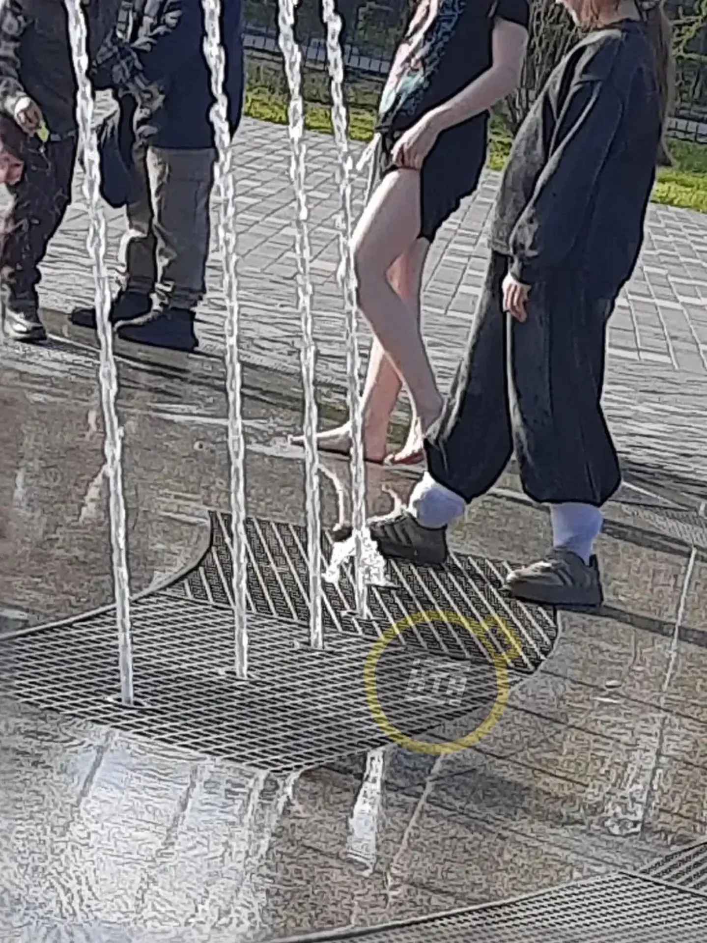 😡 Беспредел!! В центральном парке уже ломают фонтан! Зажимают ногой брызгают и ломают!!  От читателя