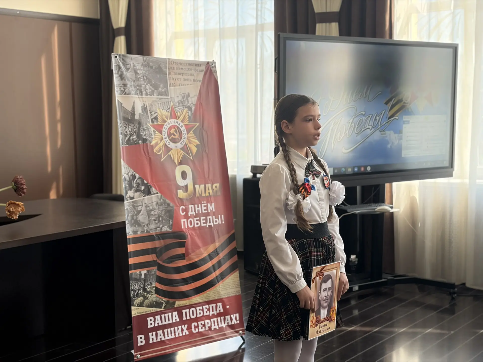 9 Мая в нашей гимназии состоялась трогательная торжественная линейка!  Звучали стихи о войне — искре