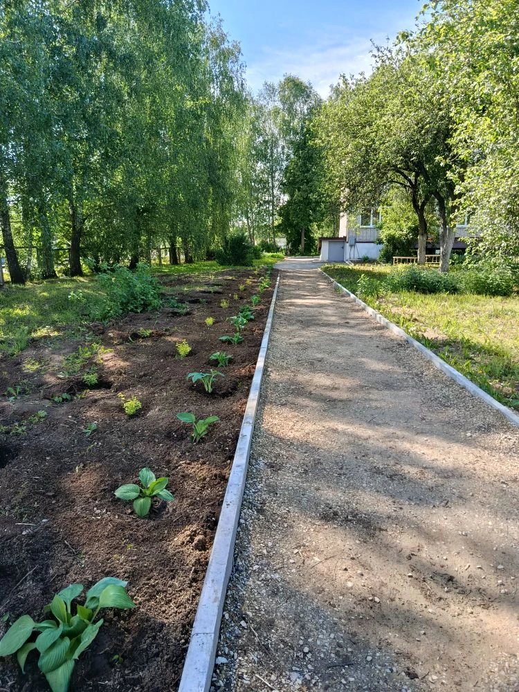 🌱Школьная территория постепенно  облагораживается благодаря нашим отзывчивым родителям.🪴

Сегодня 