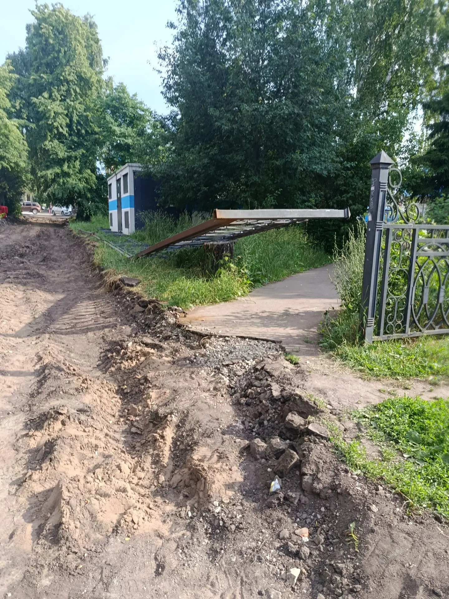 Недавно случай был в Лаишевском районе, когда на самокате влетел в опоры и погиб. Тут может история 