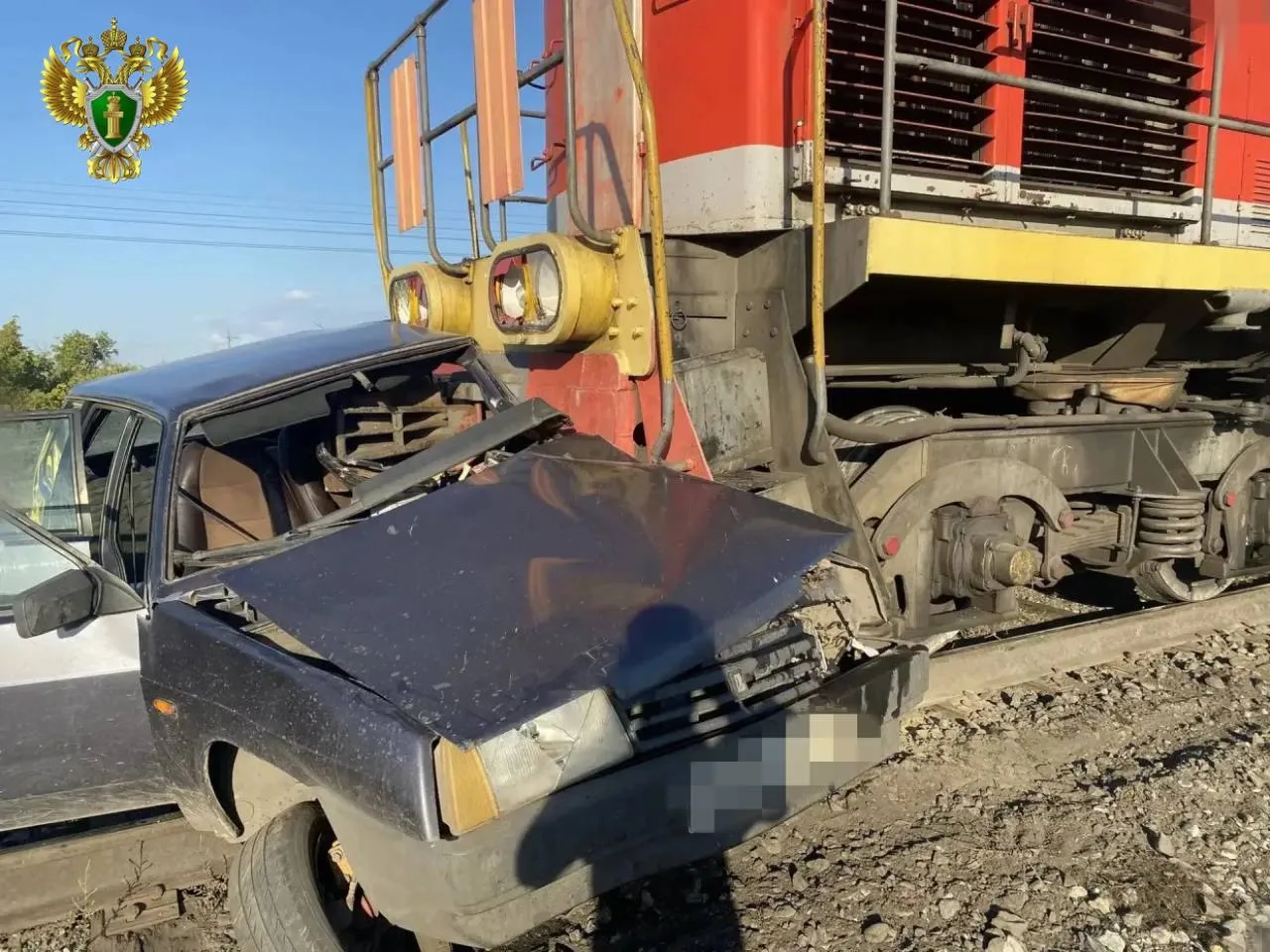 🚂 Тепловоз врезался в легковушку на переезде в Алтайском крае — погиб человек