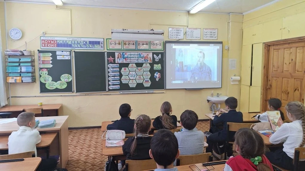 Понедельник, 16 февраля, рабочая неделя в нашей школе по традиции началась с выноса флага и исполнен