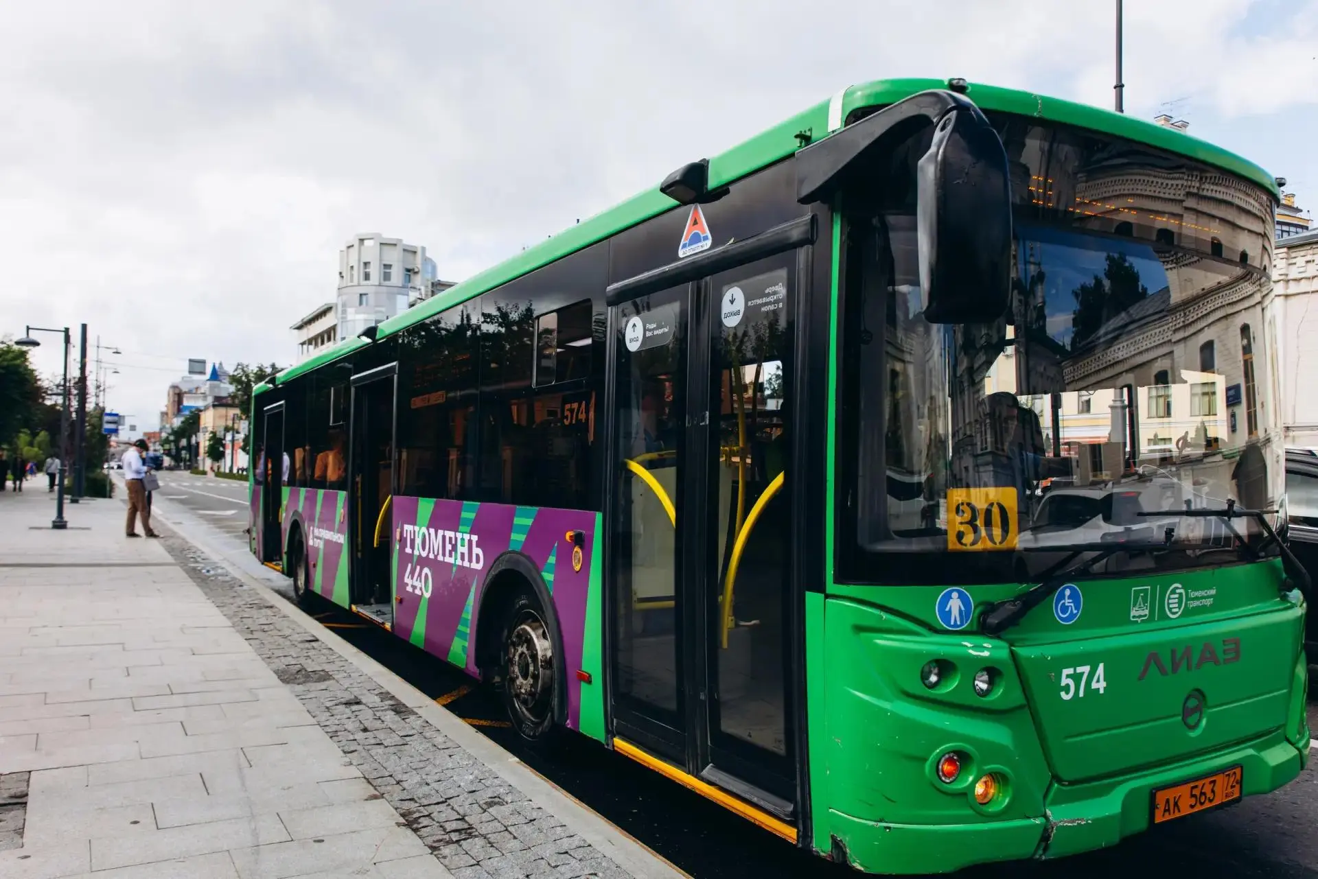 🚍 Красочные «юбилейные» автобусы на дорогах Тюмени.