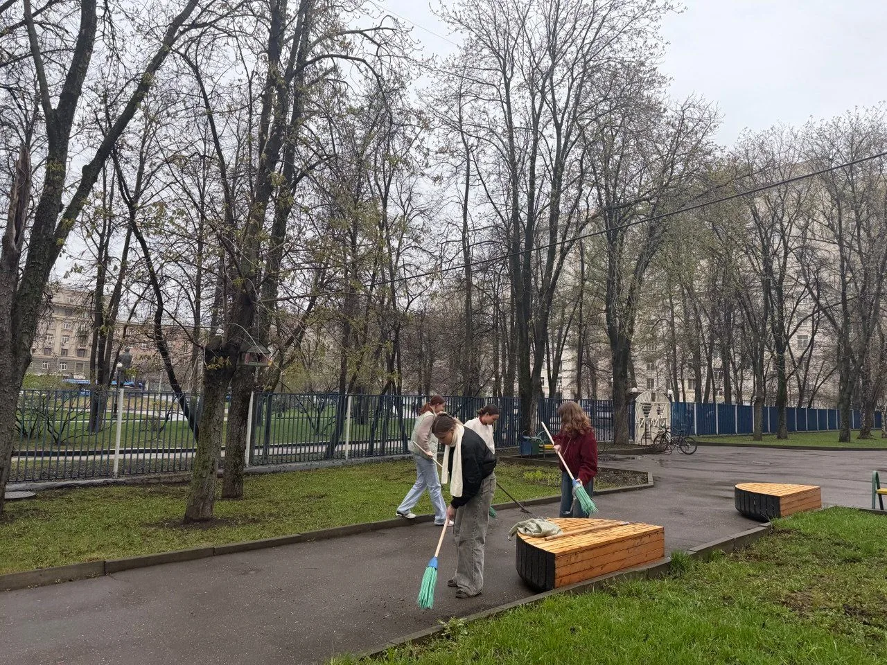 Традиционно апрель – это время уборки в предвкушении лета.  Волонтёры с Кутузовского проспекта, 28 у