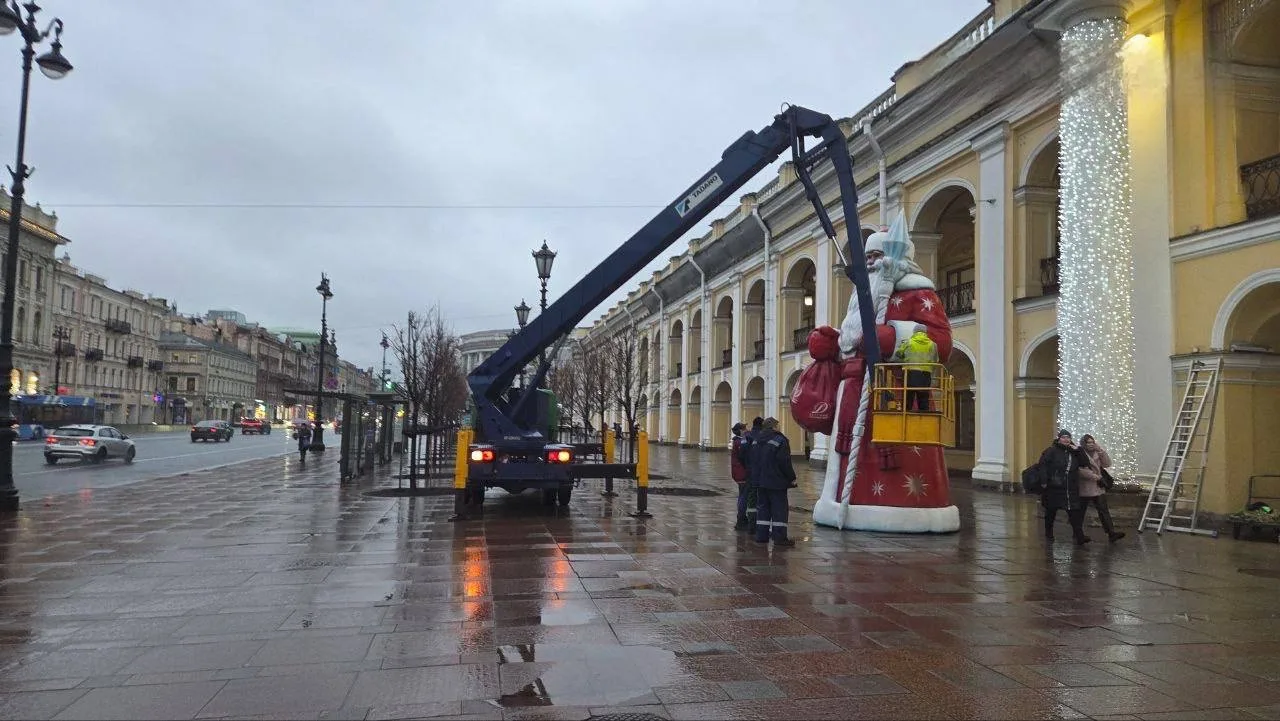 🎅🏼 Традиционная огромная фигура Деда Мороза уже появилась у Гостиного двора