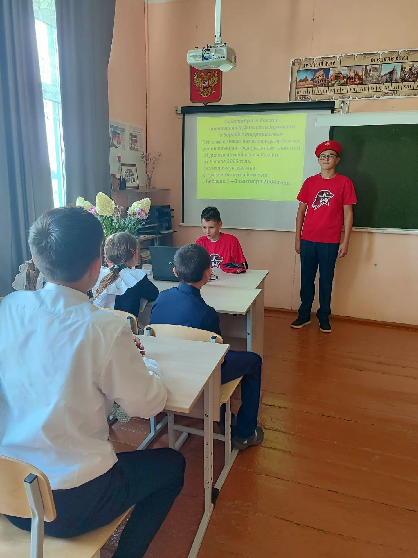 Сегодня в нашей школе прошёл час памяти, посвящённый Дню солидарности в борьбе с террор...