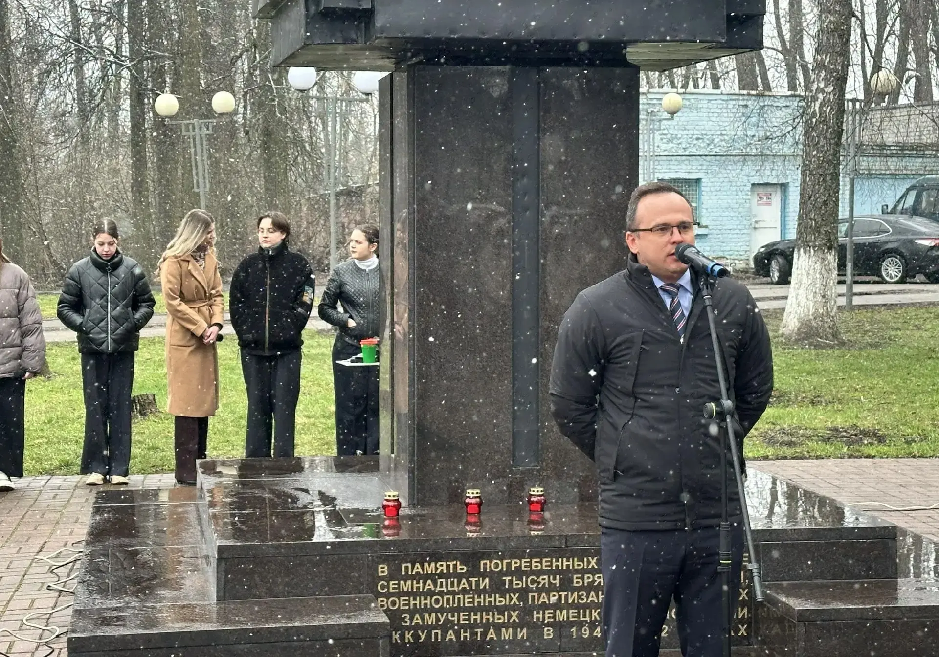 В Брянске почтили память узников фашистских концлагерей  В урочище «Лесные сараи» состоялся митинг "