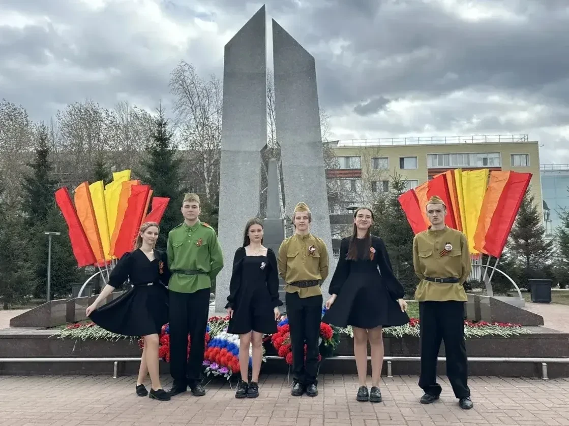 В рамках празднования 81 годовщины со дня Великой  Победы, учащиеся возложили цветы у В...