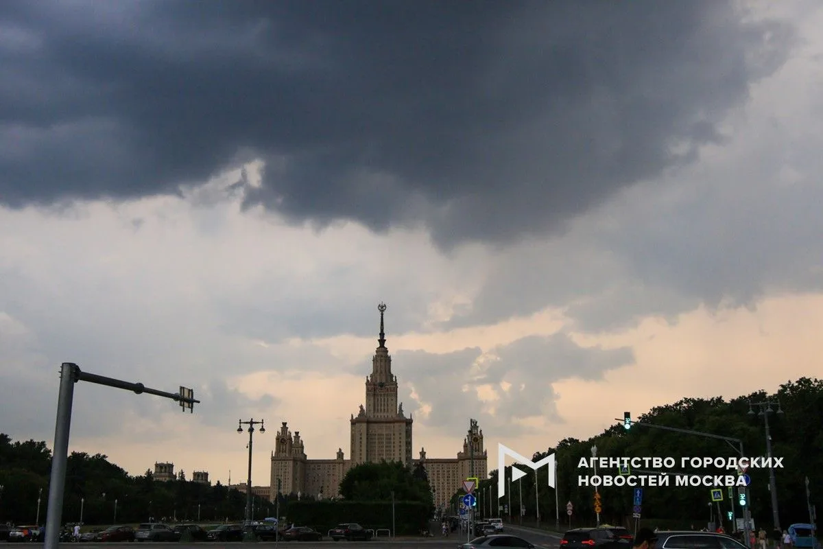 «Желтый» уровень опасности из-за гроз продлен в Москве до вечера среды, 17 июня.