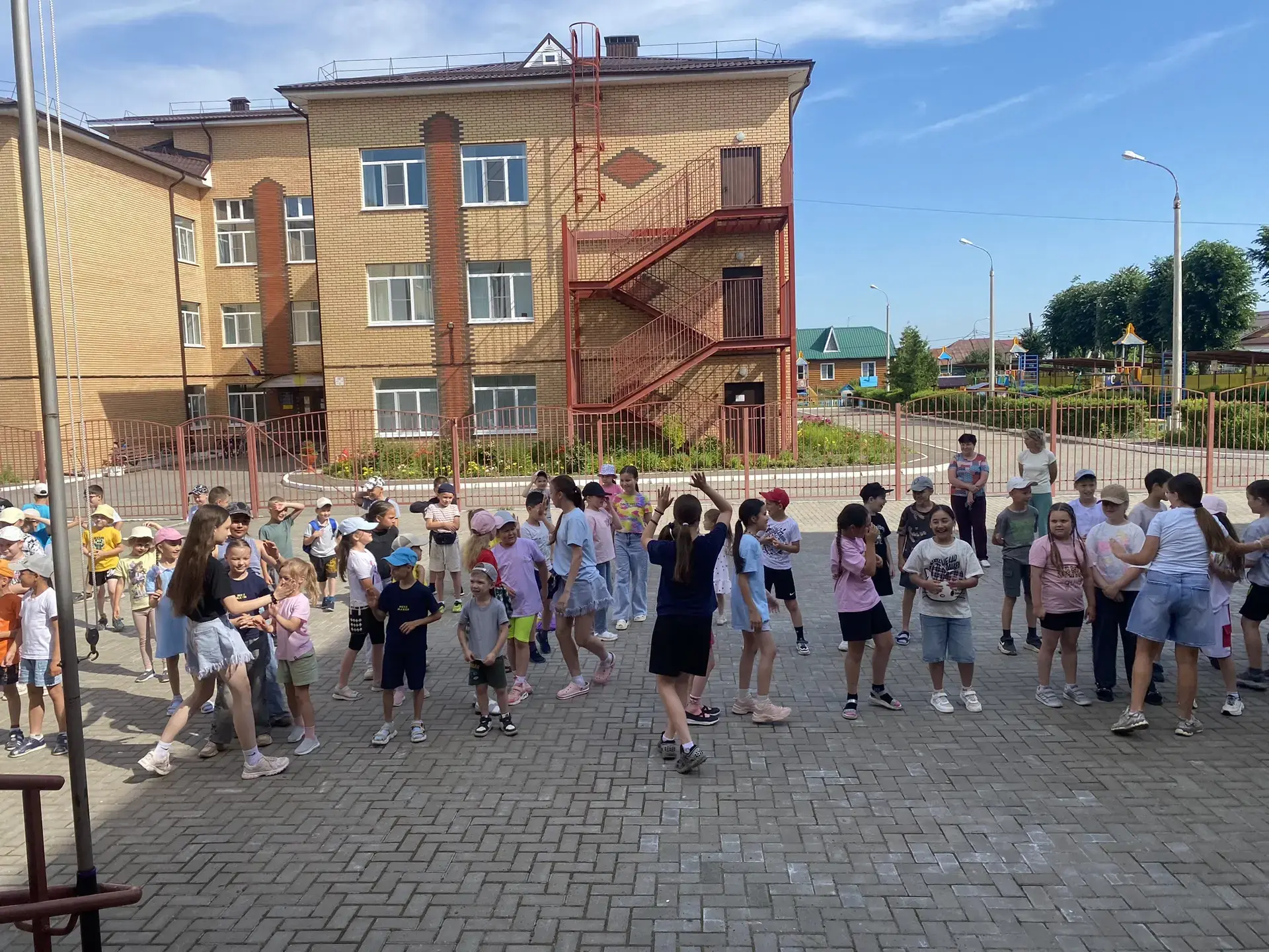 ОДИННАДЦАТЫЙ ДЕНЬ В ЛАГЕРЕ «СОЗВЕЗДИЕ ОРЛЯТ» 🌿🎭

🚩 Утро началось с линейки и бодрой зарядки. Зате