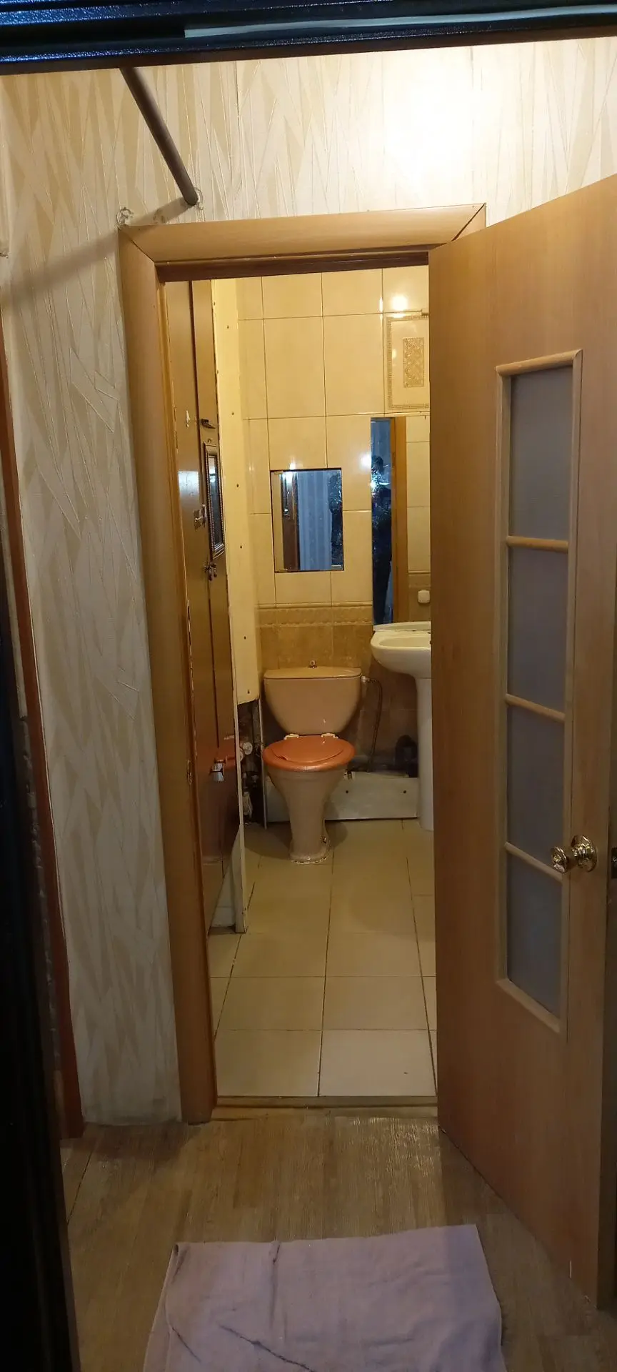 Продам комноту-студию! Космонавтов 10. Шестой этаж...9 этажного кирпичного дома!Срочно!...