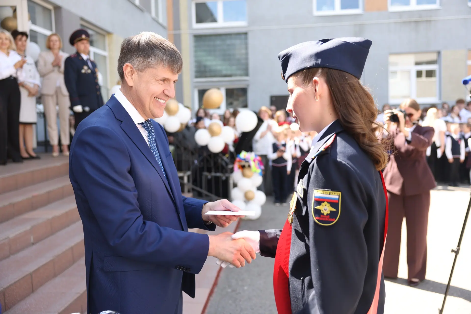 С лицеем №17 меня связывает давняя дружба. Каждый год с особой радостью посещаю торжественные линейк
